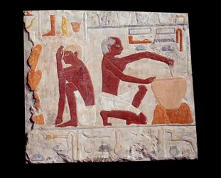 Oud-Egyptische kunst: brood bakken. Een man maakt taartdeeg, een andere houdt toezicht op het bakken van broodvormen. Kalksteen (2500-2350 v.Chr.), 5e dynastie. Parijs, Musée du Louvre