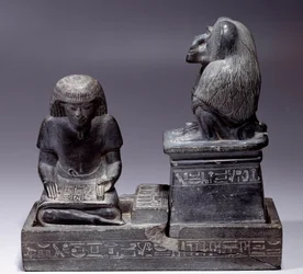Egyptische oudheden: De schrijver Nebmertouf en de aap Thot, god van de schrift en beschermheer van schrijvers. Leisteen sculptuur. Regering van Amenophis III (1391-1353)