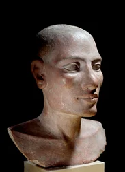Egyptische oudheid: Zoutkop. Kalkstenen beeldhouwwerk, Oud Rijk (rond 2700-2200 v.Chr.). Parijs, Louvre Museum - Egyptische oudheid: Hoofd van een jonge man genaamd 