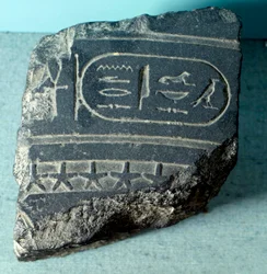 Egyptische oudheid: fragment van een Egyptische waterklok (tijdmeetinstrument) met een cartouche. Ptolemeïsche periode. Parijs, Louvre Museum