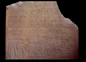Egyptische oudheid: grafstele bedekt met een inscriptie in codetaal in de vorm van hiërogliefen. Parijs, Louvre Museum