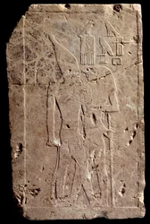 Egyptische oudheid: kalkstenen reliëf dat koning Qahedjet (Kahedjet) omarmd door de god Horus afbeeldt. Oude rijk. Einde van de 3e dynastie. 2700-2620 v.Chr. Parijs, Louvre Museum