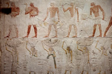 Egyptische oudheid: mannen die eenden dragen. Kalkstenen reliëf uit de Kapel van Mastaba van Akhethetep in Saqqara. 5e dynastie (rond 2500-2350 v.Chr.) 2300 v.Chr. Parijs, Louvre Museum