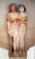 Egyptische oudheid: standbeeld van Raherka, hoofd van de schrijvers, en zijn vrouw Meresankh. Geschilderd kalkstenen standbeeld. 5e dynastie, oud rijk (rond 2700-2200 v.Chr.). Dim. 0,52x0,21 m. Louvre Museum