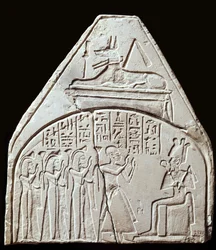 Egyptische oudheid: stelefragment dat de aanbidding van de god Osiris voorstelt. Bovenaan wordt Anubis afgebeeld. Parijs, Louvre Museum