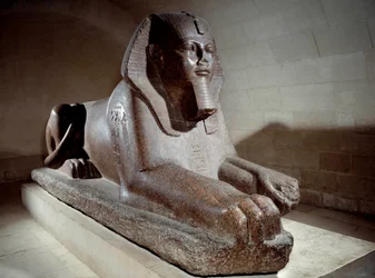 Egyptische oudheid: de Grote sfinx toegeëigend door Ramses II en zijn zoon Merenptah I. Roze granieten sculptuur. Parijs, Louvre Museum