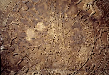 Egyptische oudheid: detail van de dierenriem met reliëfconstellaties van het plafond van de oostelijke kapel van Osiris uit de Tempel van Hathor in Denderah. 30 v.Chr. Parijs, Louvre Museum