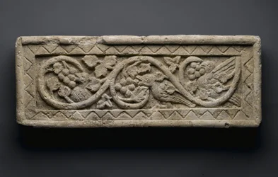 Reliëf van een plantenscroll met vogels en druiven, uit Behnesa, 5e-6e eeuw