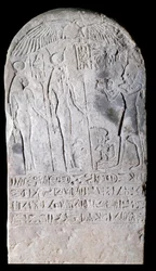 Stele van kalksteen die een offerscène voorstelt bedekt met hiërogliefen. Regering van Osorkon I (924-889 v.Chr.). 22e dynastie Parijs, Louvre Museum