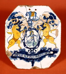 Apothekerstegel met het wapen en motto van de Worshipful Society of Apothecaries of London (keramiek)