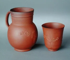 Mok en beker, rood steengoed, versierde decoratie, Elers werken