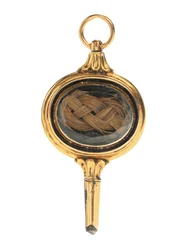 Memento mori gegraveerde horlogesleutel, met haarlok van Martha Wayles Jefferson, Frans of Engels, laat 18e - begin 19e eeuw