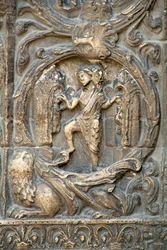 Gotische kunst: Piedroit van de rechterpoort van de westelijke gevel van de Basiliek van Saint Denis die het werk van de velden voorstelt: Januari. Saint-Denis, Frankrijk