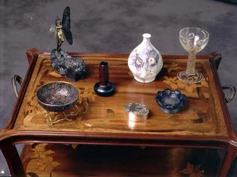 Loetz iriserende glazen vaas, een pate-de-verre boog door Argy Rousseau en een glas met gegoten en geëtste decoratie door Lalique