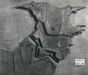 Een reliëfkaart van het Venetiaanse fort op Spinalonga, Kreta in 1619