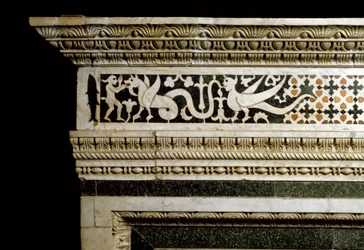 Detail van de decoraties rondom de marmeren trandola