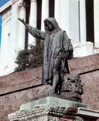 Monument gewijd aan Cola di Rienzo (1314-1354) op het Capitool (Campidoglio) in Rome vanwaar hij de Romeinse Republiek uitriep op 20/05/1347.