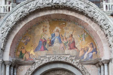 De verrezen Christus mozaïek boven de ingang van de Basiliek van San Marco, Piazza San Marco, Venetië, Italië