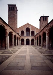 Zicht op de gevel van de kerk van Sint Ambrosius (Basilica di Sant