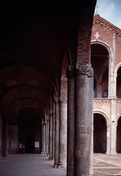 Zicht op het portiek van de kerk van Sint Ambrosius (Basilica di Sant