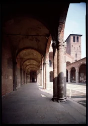Uitzicht op het portiek van de kerk van Sint Ambrosius (Basilica di Sant
