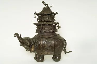 Beeld van een olifant met een howdah doek, uitgebreide singel en een pagode gebouw