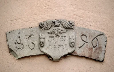 Het steegje van de Joden in Obernai (67). Plaatsen van aanbidding: inscriptie met een Hebreeuwse datum en de overeenkomstige datum van de christelijke jaartelling: 1696. Een synagoge zou naar verluidt twee jaar na de toestemming van Intendant La Grange zij