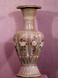Koreaanse kunst: keramische vaas versierd met bloemen. Koryo periode. 12e eeuw. Museum voor Schone Kunsten, Duksoo Paleis, Korea