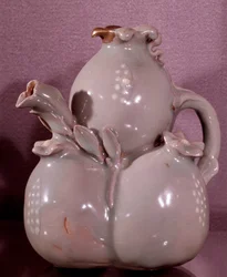 Koreaanse kunst: wijnvaas in de vorm van granaatappels. Koryo-periode (11e-12e eeuw). Museum voor Schone Kunsten, Duksoo Paleis, Korea