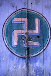 Symbool van het boeddhisme op een van de poorten van de tempel "Tongdosa" in de regio Pusan, Korea.