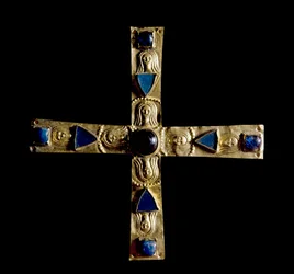 Archeologie van de Middeleeuwen. Barbaarse kunst van Lombardije: Kruis van Gisulfo, in gestoten bladgoud met halfedelstenen, petre enchassee. Gemaakt door een Lombardische meester uit de 7e eeuw. Hoogte: 11 cm. Italië, Cividale del Friuli, Archeologisch Mu
