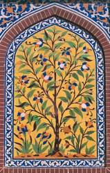 Bloeiende boom, Majolica-decoratie, Wazir Khan-moskee (17e eeuw), Lahore, Punjab, Pakistan