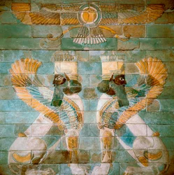 Rouenidische Perzische kunst: twee androcefale sfinxen (of leeuwen) onder Ahura Mazda, godheid van het zoroastrisme. Uit Susa, Iran