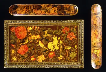Twee Qajar lak papier mache qalamdans en een Zand spiegelkist