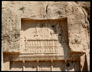 Uitzicht op de Necropolis en het graf van Darius I de Grote met reliëf dat hem toont terwijl hij de zon eert
