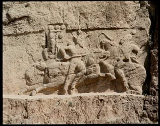 Zicht op de Necropolis en de graven van de Achaemenidische koningen, reliëf dat scènes van de strijd voorstelt