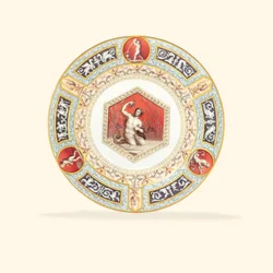 Een porseleinen dinerbord uit de Raphael Service, het midden toont Triton