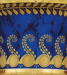 Detail van een porseleinen en bladgouden vaas met twee handvatten gemaakt door de Keizerlijke Porseleinfabriek in 1833