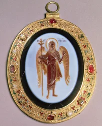 Panagia, gesneden sardonyx gemonteerd in goud gezet met parels en juwelen met filigraan en emaillen decoratie, Moskou