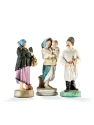 Drie porseleinen figuren die twee vrouwen met kinderen en een Kozak met een pijp uitbeelden, eind 19e eeuw