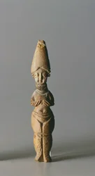Beeldje met een hoge hoed, uit Susa, Iran, 4e-6e eeuw n.Chr.