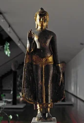 Lopburi-stijl: abhyamudra boeddha (sculptuur)