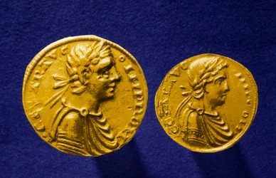 Gouden munten van Sicilië met de beeltenis van Frederik II van Hohenstaufen (1194-1250), Duitse keizer. 1231