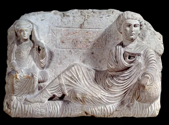 Begrafenisreliëf in kalksteen van Taime en zijn vrouw. uit Palmyra. 200 AD. Parijs, Louvre Museum
