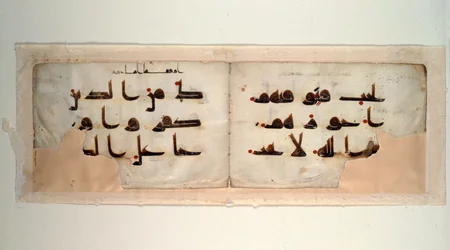 Dubbele pagina uit een Koran in kufisch schrift, eind 9e eeuw na Christus