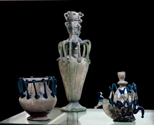 Oosterse kunst: glazen vazen gemaakt in Syrië. Ca. 300. Parijs, Louvre Museum