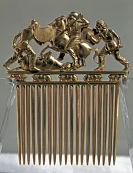 Scythische kunst: gouden kam versierd met veldslagen met Scythische krijgers. Kam met een gevechtsscène. Uit de grafheuvel van Solokha in Rusland, tegenwoordig Oekraïne. 5e-4e eeuw v.Chr. Afmetingen 12.6x10.2 cm, Hermitagemuseum, Sint-Petersburg