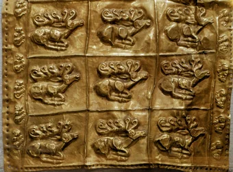 Scythische kunst: gouden kokerdeksel versierd met dieren (herten). Uit Tumulus nr. 4 in Kelermes, Krasnodar Regio, Kuban, Rusland, 7e eeuw v.Chr.