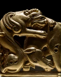 Gouden gordelfibula met een griffioen die een paard aanvalt, detail. Uit Chiliktin. 6e-2e eeuw v.Chr. Sint-Petersburg, Hermitage Museum