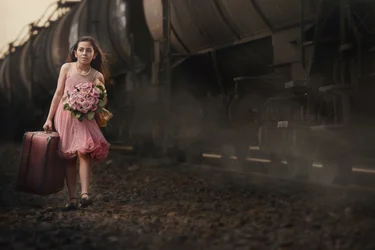 Reis met de trein in een roze jurk